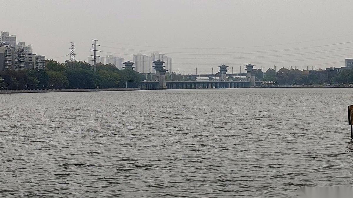 谁能想到，我每天上班路过的那条河，一百多年前，竟然是黄河。对，就是那个“君不见