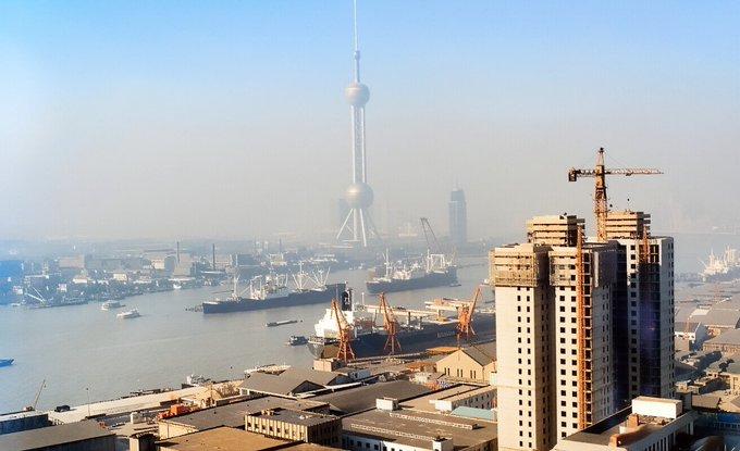 1995年的上海浦东，东方明珠才刚立起来没多久。那时候周围全是在建的工地，连像