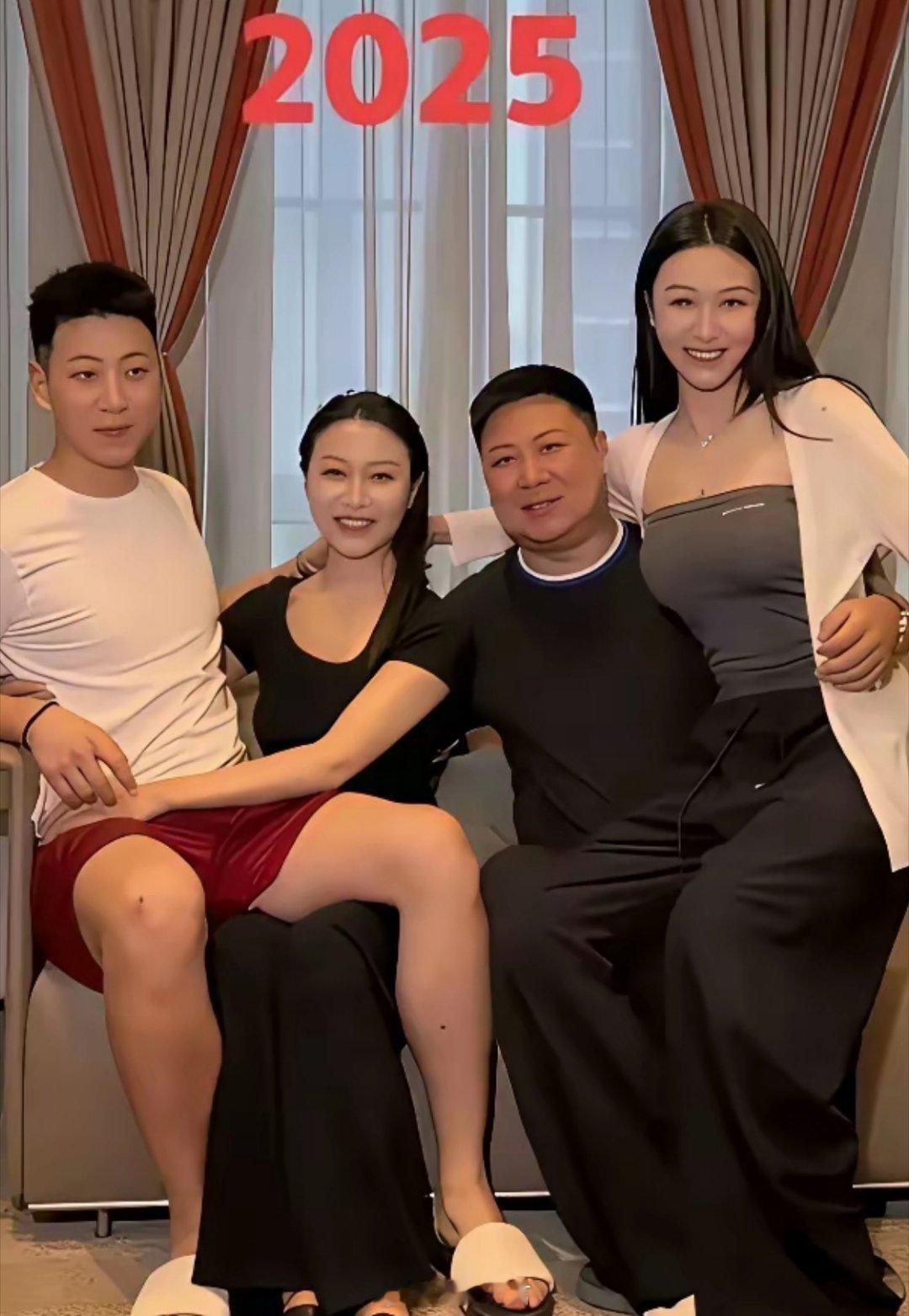 2005，初为父母；2025，宝宝已乘风翱翔。时光偏爱长辈的笑容，岁月只悄悄藏进