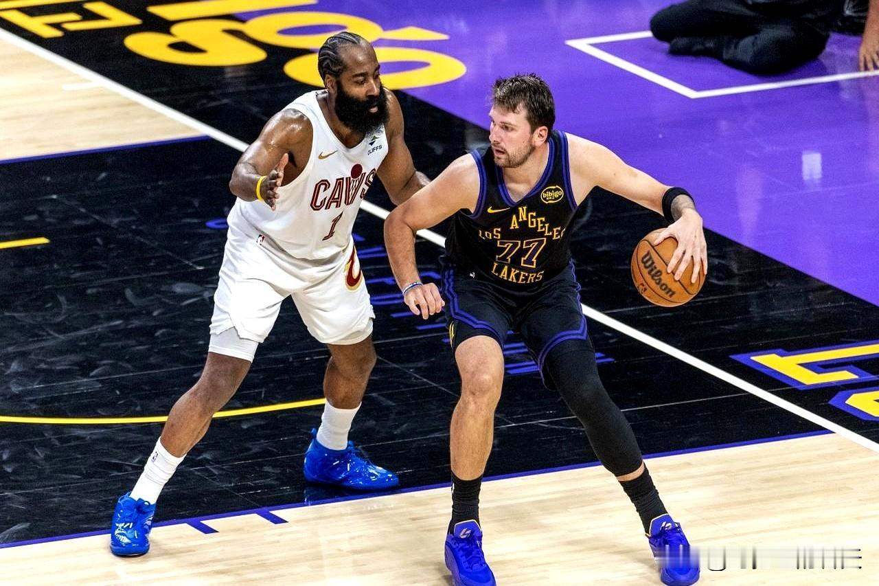 前NBA球员杰夫·蒂格聊起哈登和东契奇时，说得很直接：同样都是把球权攥在手里，东