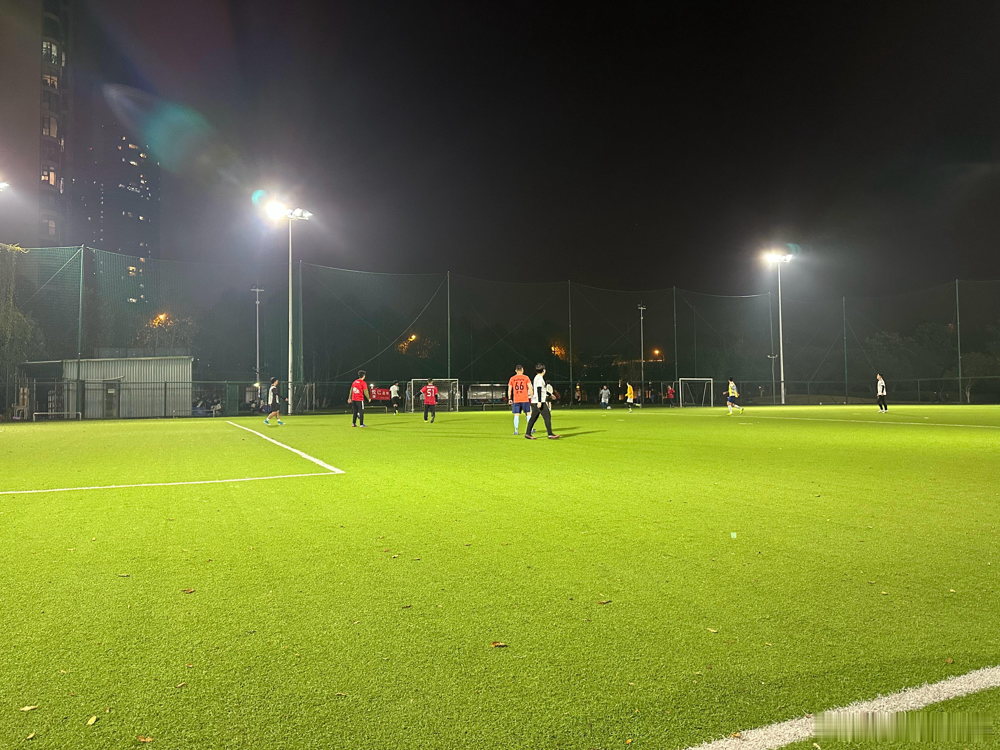 惨了，和弗王一样内收肌拉到了。长沙·梅溪湖篮球公园