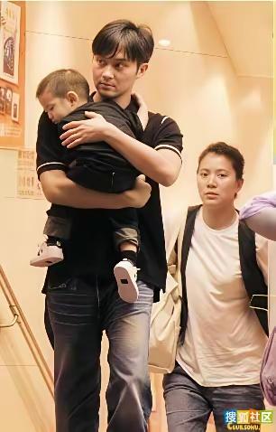 袁咏仪不愧是港姐冠军，相貌出众，气质绝佳。她老公张智霖英俊潇洒，魅力十足。儿子张