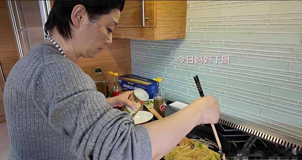 徐帆大年三十亲手包饺子，冯小刚一家温馨团圆画面曝光窗外烟花点亮夜空，屋内热气