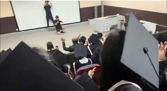严浩翔在室内拍了毕业照严浩翔和老师合影严浩翔之前还一直觉得没能拍到集体合照有点可