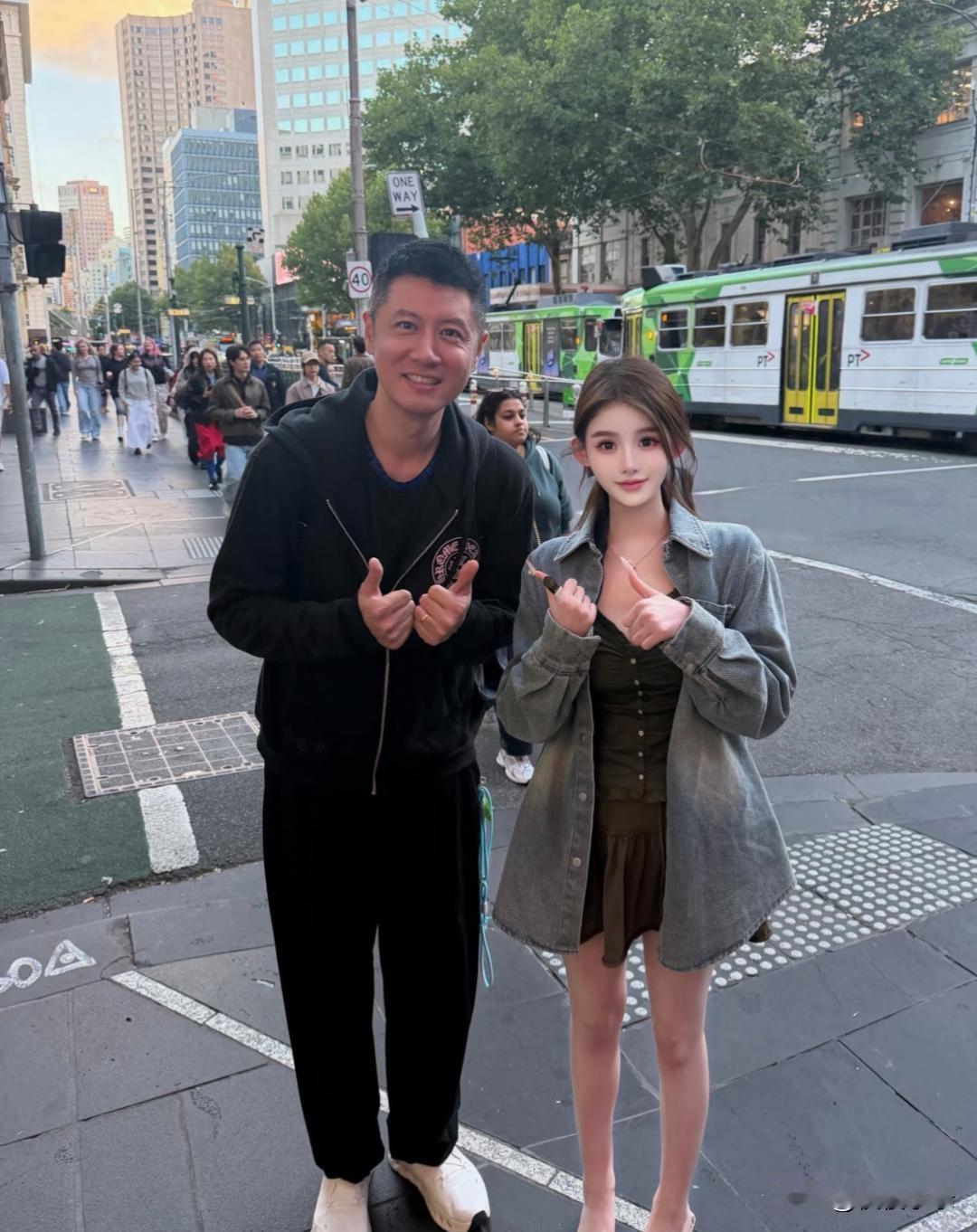 47岁任重在墨尔本逛街被偶遇，他看起来苍老了好多，双鬓花白，身材消瘦了不少。他虽