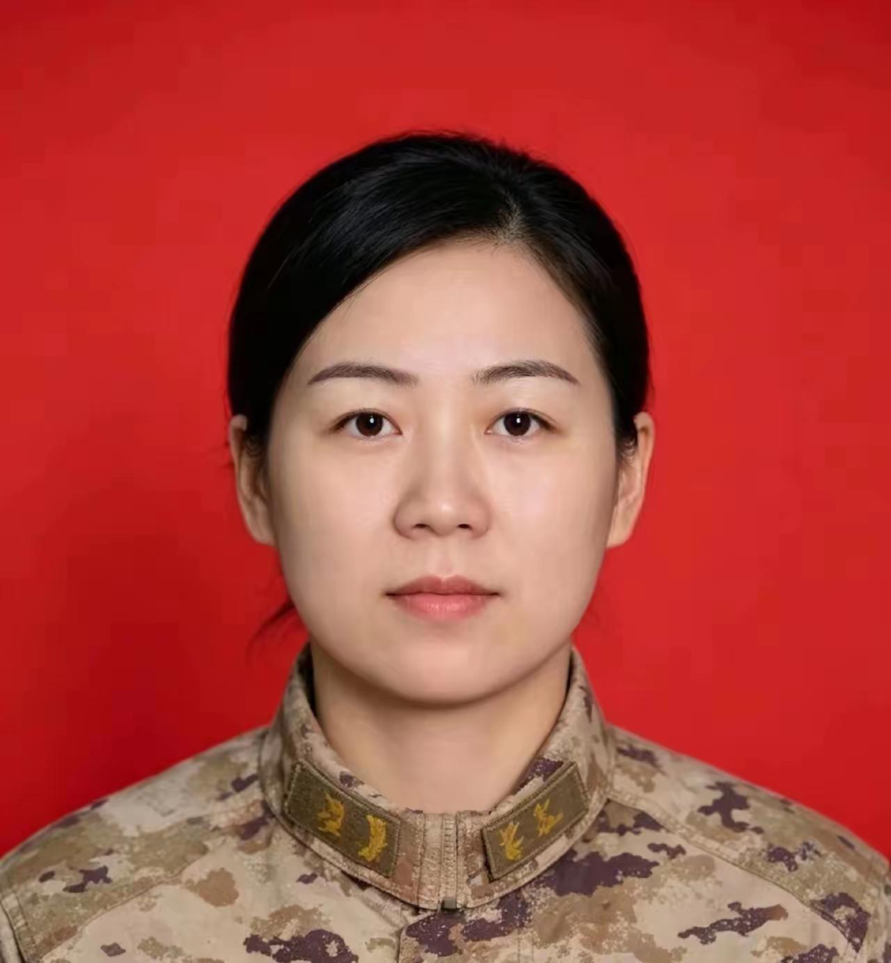 邢莹莹，女，汉族，1987年出生，河南洛阳人，2009年入伍，2011年入党，火