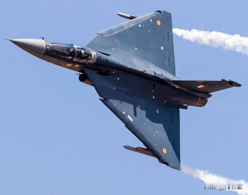 迪拜光辉战斗机坠毁事件，印度媒体和网友瞬间就可以把大家整破防了，他们说：迪拜航展