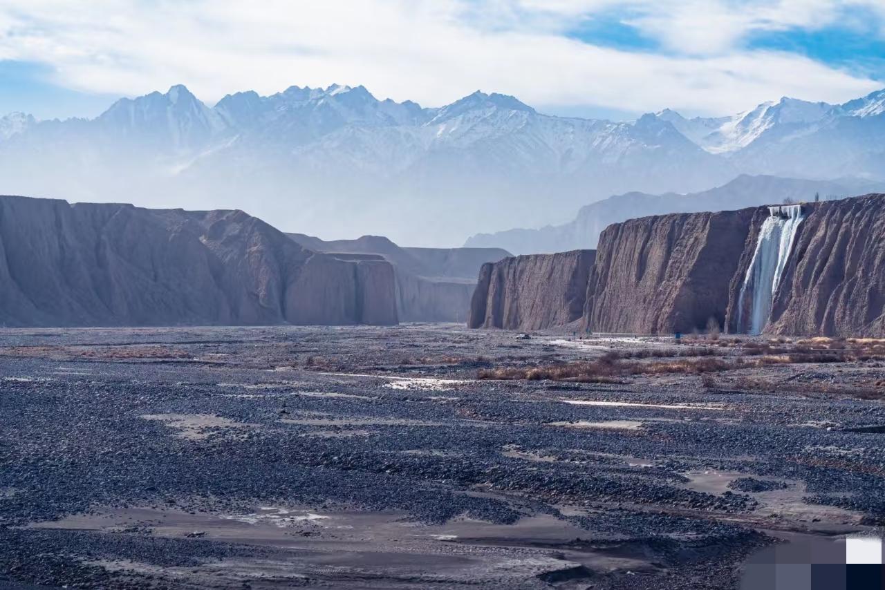 仰望这巨墙荒芜的大地夷平面从祁连山前倾斜向走廊腹地，众多河流从山峡口奔涌而出，