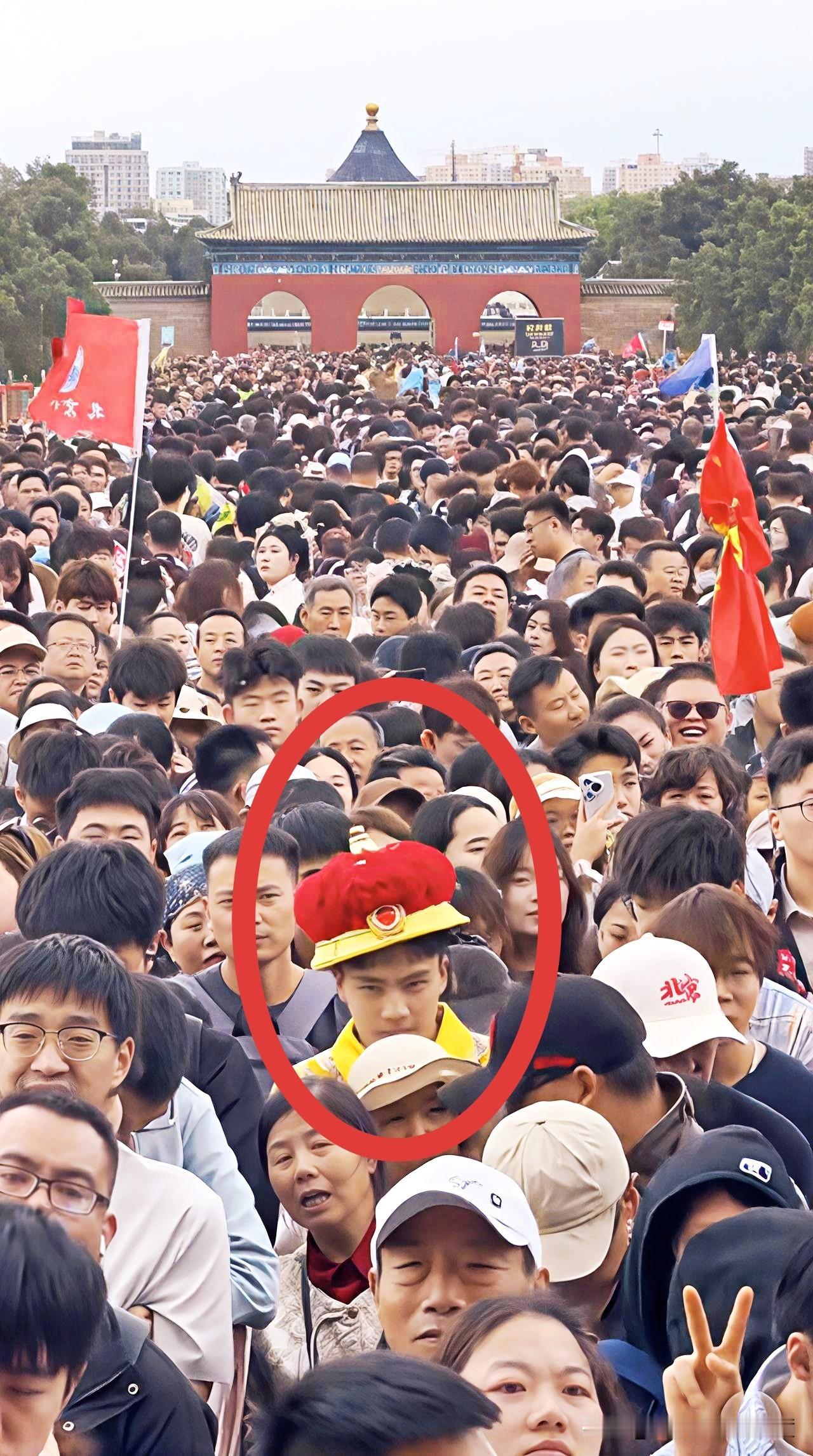 五一节终于结束了。这几天，全国各大景区可以说是“人从众”模式全面开启。热门景点
