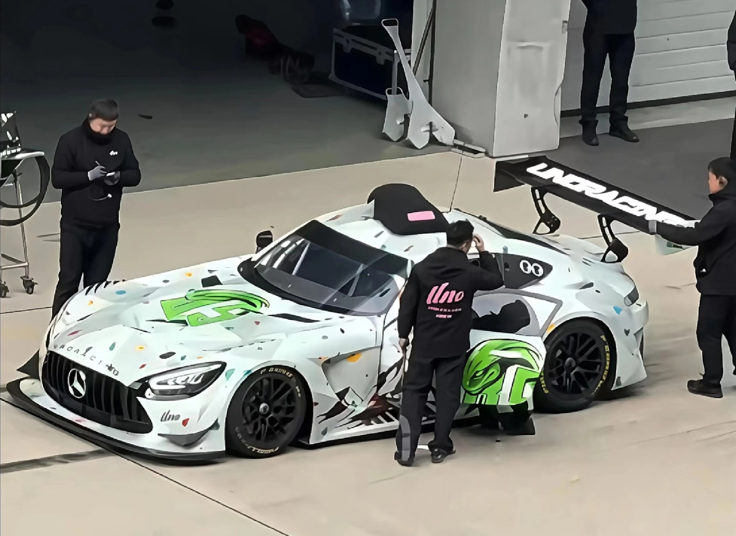 车门上这个印花太帅了