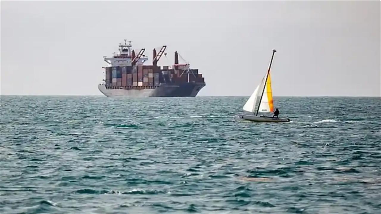 一艘货轮从中国出发，美军强行登船检查，理由提及“伊朗”二字一艘从中国驶往伊朗