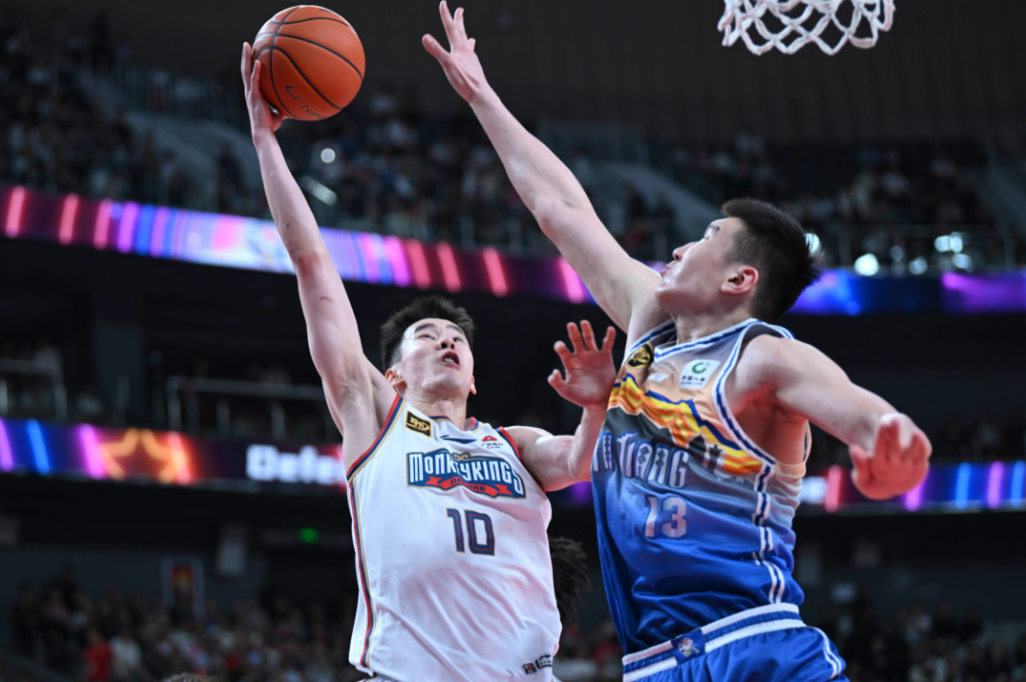 主帅忍无可忍！直接将两大主力雪藏！根源也很简单，同曦队的两大主力球员居然在赛场上