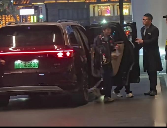 王曼昱下训回来，坐着一辆问界车，看不清是哪款车，估计鳗鱼也是第一次体验中国豪华智
