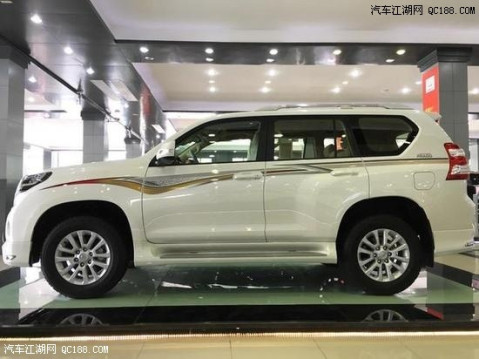2017款丰田霸道2700内饰布局中的改进同样较为细微,主要是针对内饰