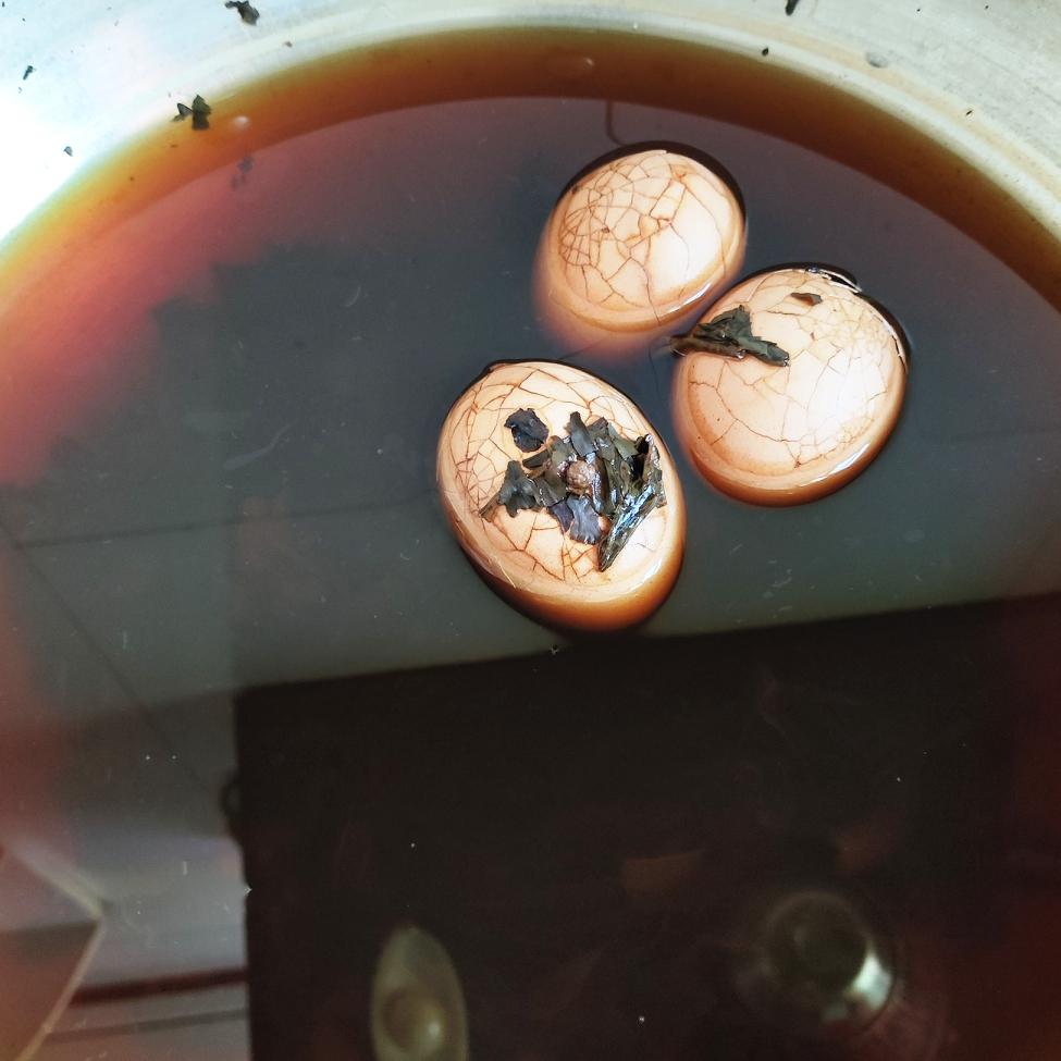 昨天睡觉前煮了六颗茶叶蛋，今天早饭加午饭，吃了三颗蛋。早上起床吃了两个蛋，喝