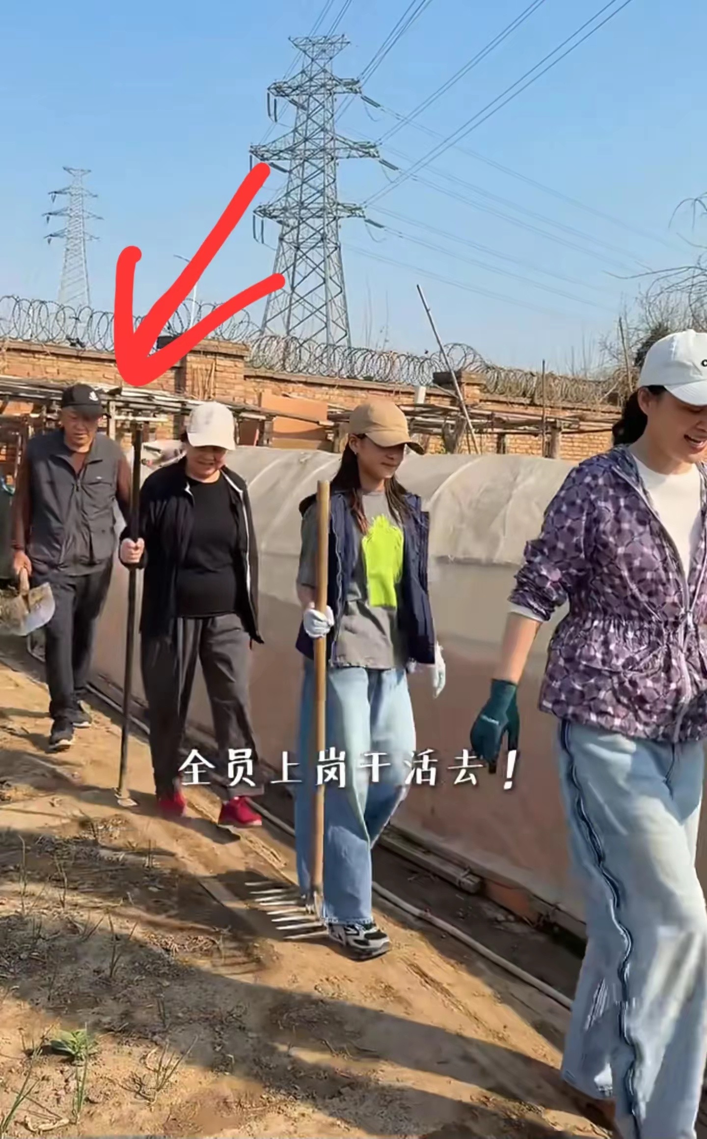 梅婷一家的生活也太有氛围感了！5月21日，她晒出了全家出动，一起种玉米的视频，画
