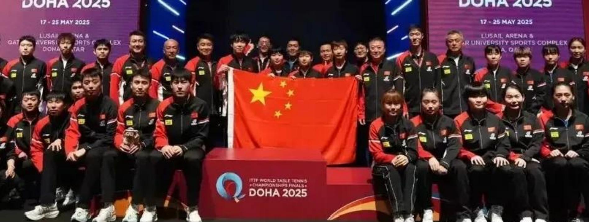 邱贻可笨蛋，来晚了合影找不到位置。合影开始前，邱贻可姗姗来迟，急匆匆地寻