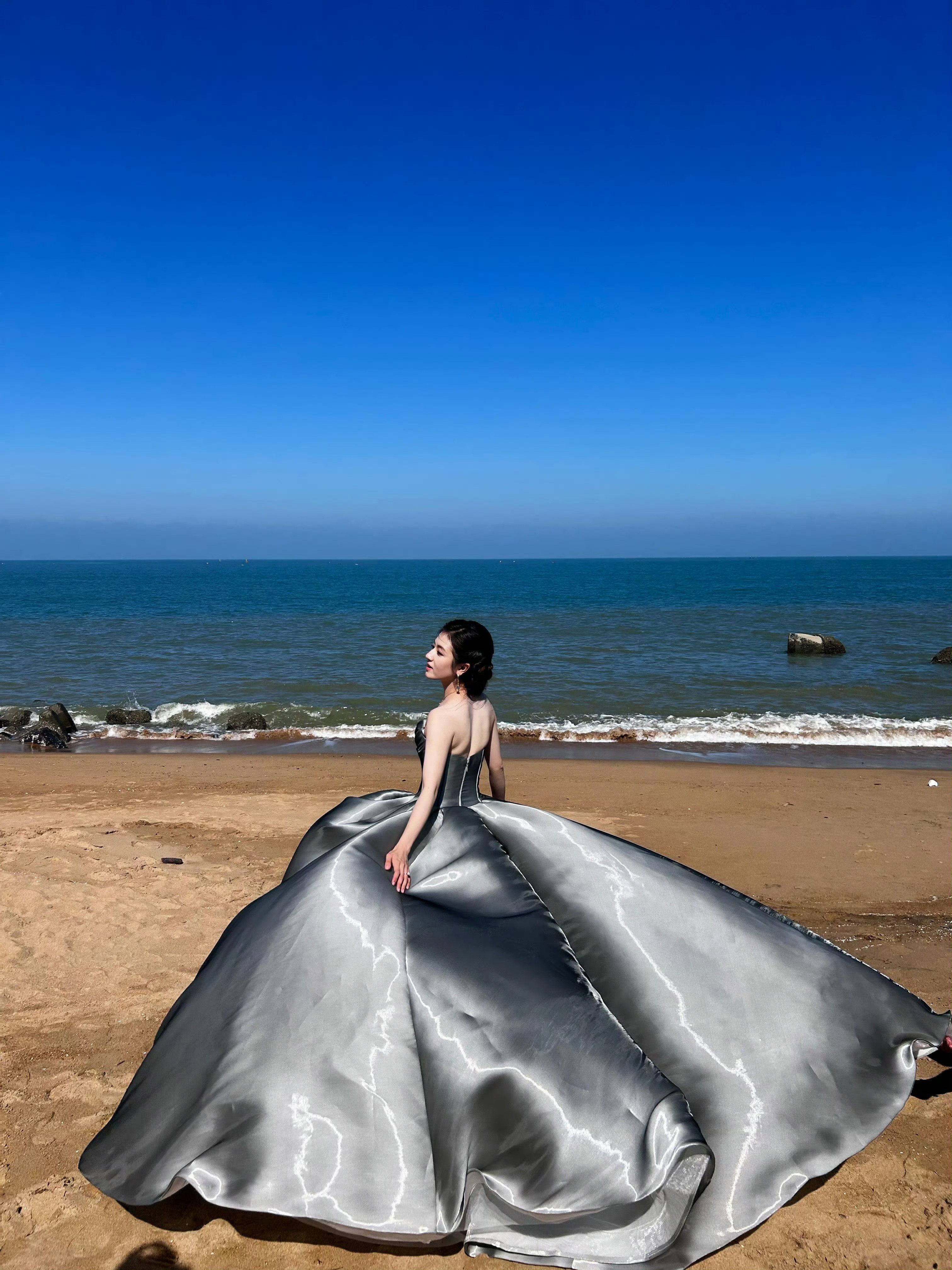 李兰迪安陵容送的浮光锦李兰迪首穿秀款浮光锦礼服太绝！缎面波光粼粼，衬得她温婉