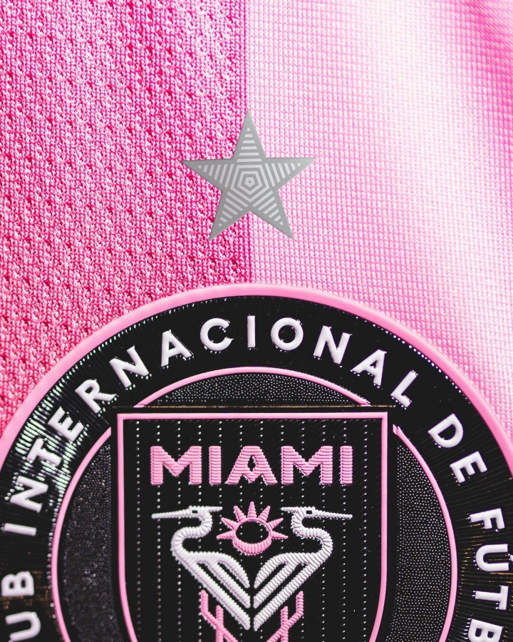成立不到10年! 迈阿密国际夺得队史首个总冠军, 队徽加上一颗星