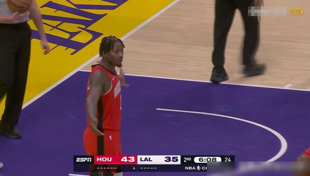 火箭大将芬尼-史密斯真是太有自知之明了！在今天火箭客场挑战湖人的上半场比赛中，伤