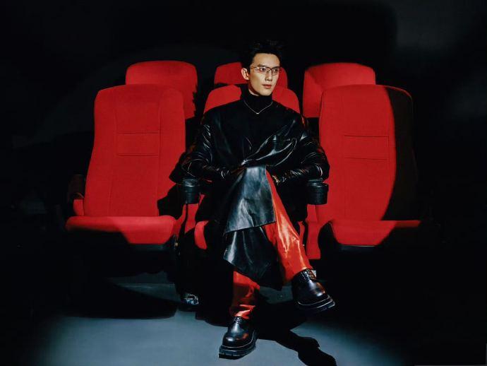 救命！吴磊穿西装的样子太“杀”了！时尚活动上，他穿着修身短款西装，内搭黑色高领衫