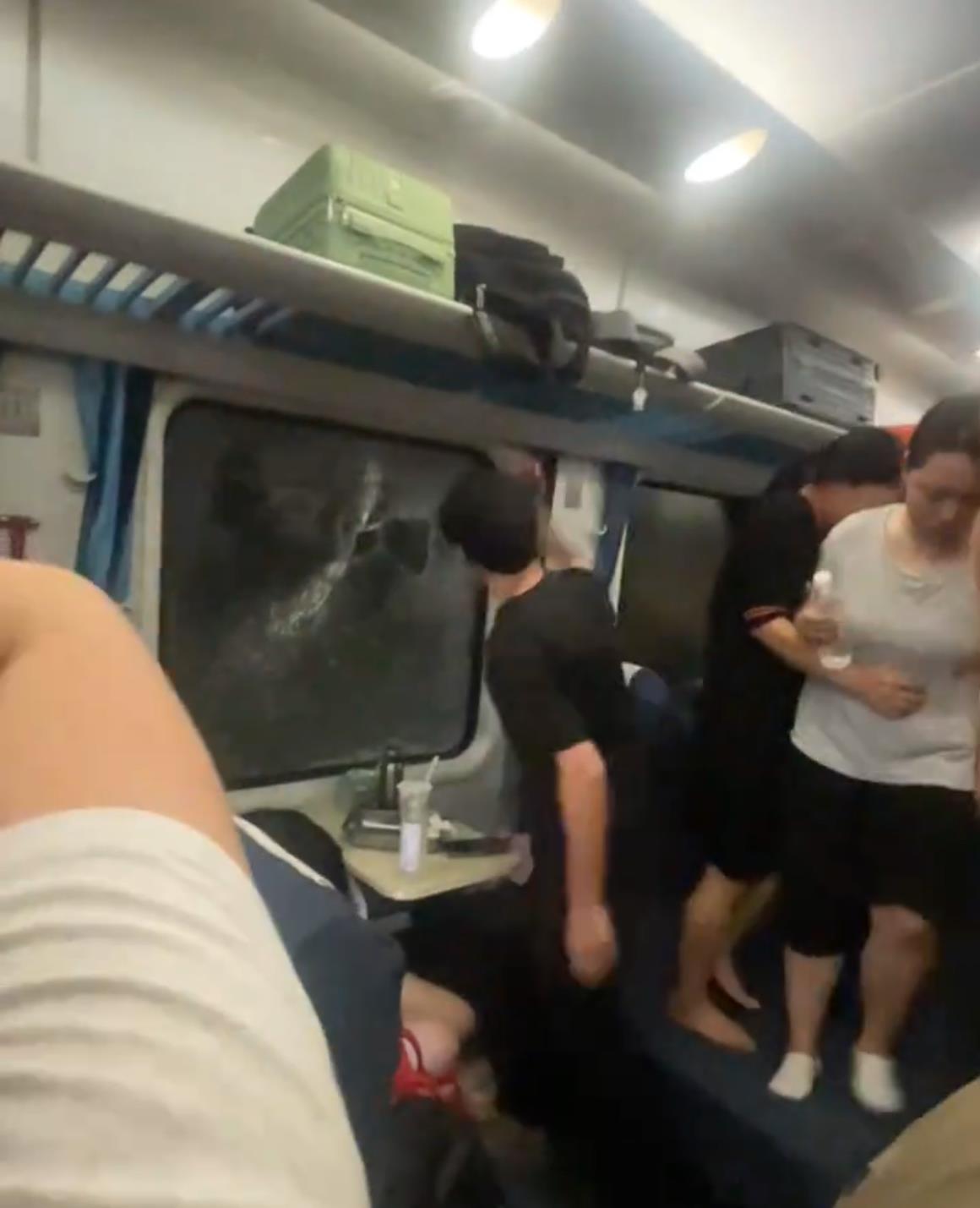 K1373列车故障，小伙砸窗透气，到底对不对？还是为冲动来买单？7月2日