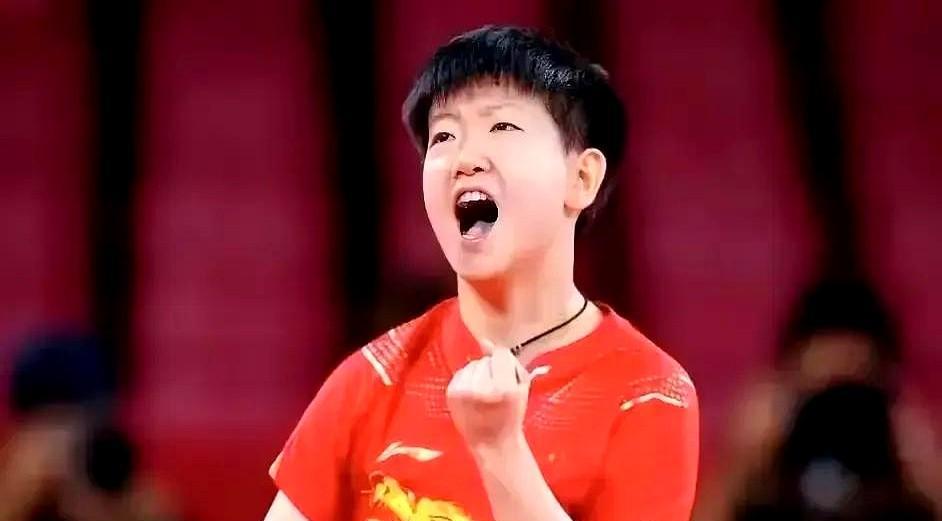 孙颖莎，这名字最近上了热搜不是因为比赛，而是在大学毕业典礼发光名校、普通院校