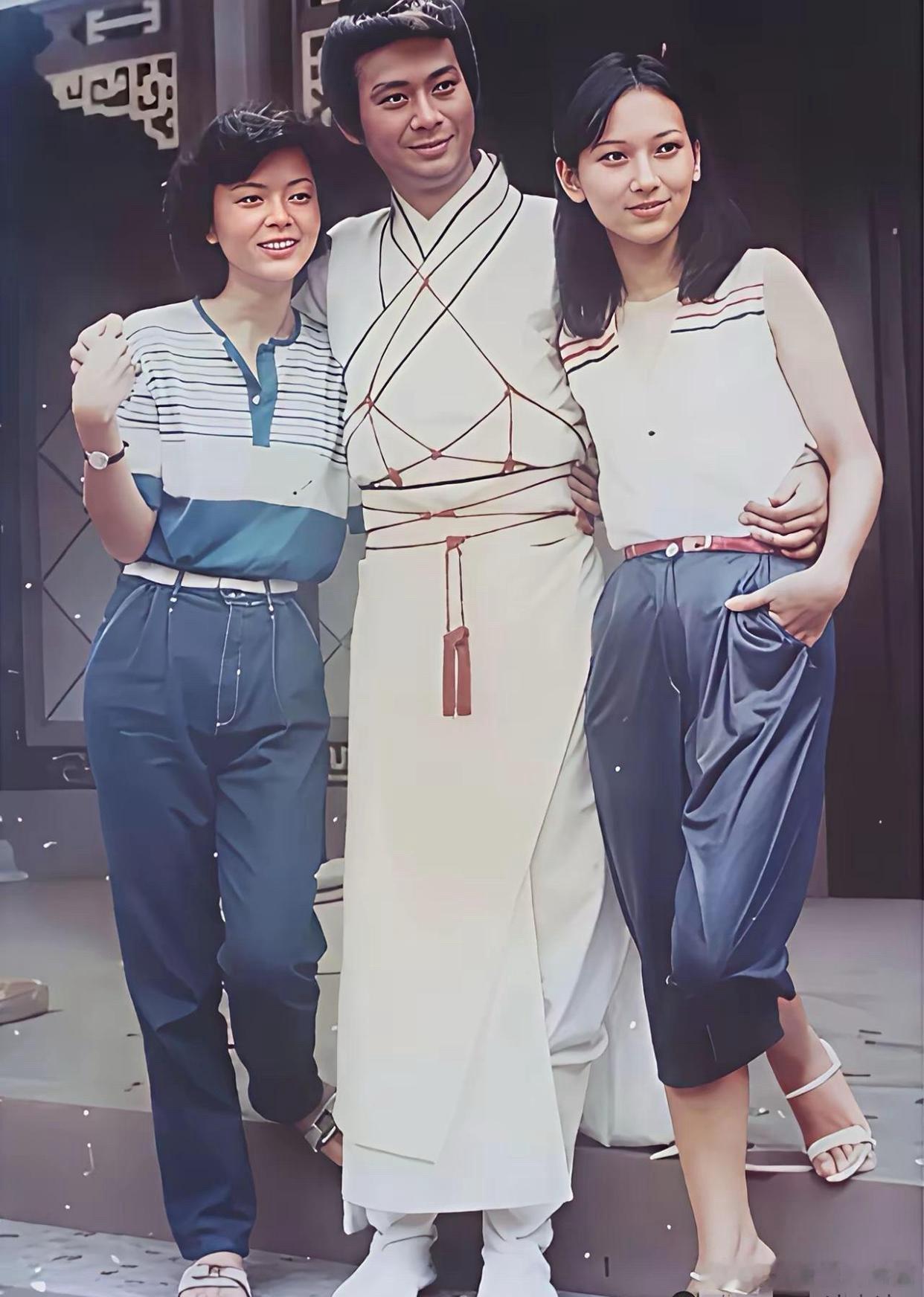 这张老照片是1981年，陈玉莲21岁、郑少秋34岁、赵雅芝28岁，三位在片场留下