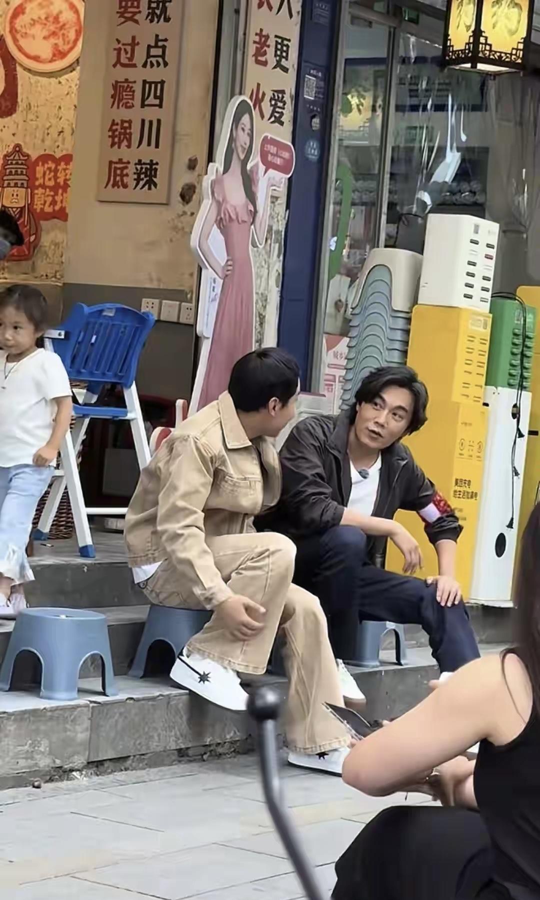 近日，有位网友在成都春熙路偶遇秦昊，他与徐志胜坐在餐馆门口的画面。两人这样坐
