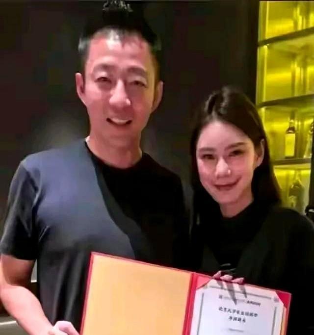 “在乌鸦的世界里，天鹅是有罪的”。最近汪小菲的女儿小玥儿参加学校夏令营活动，费