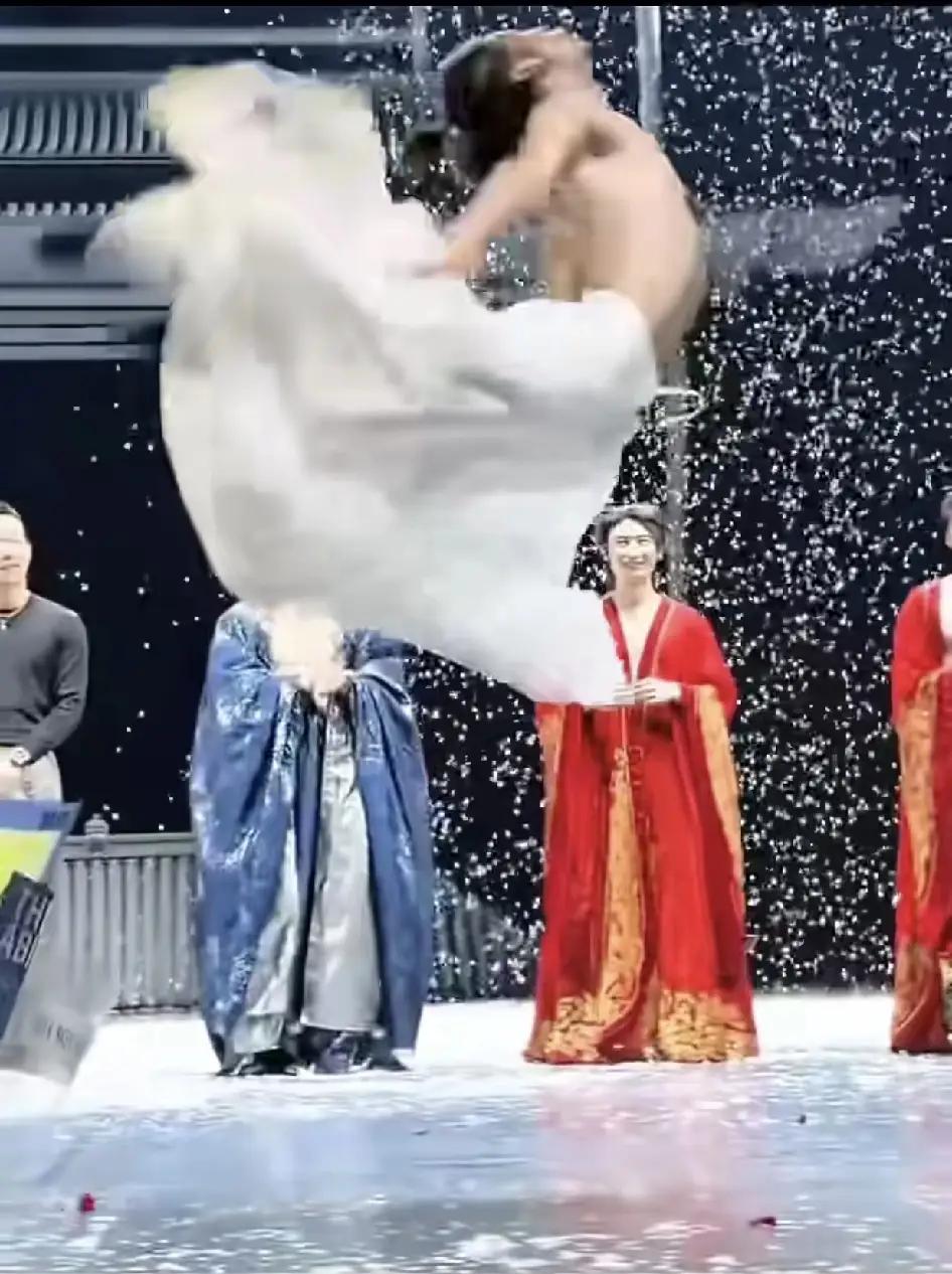 龚钊，他肯定可以飞身上马，不需要呆威也[狗头]