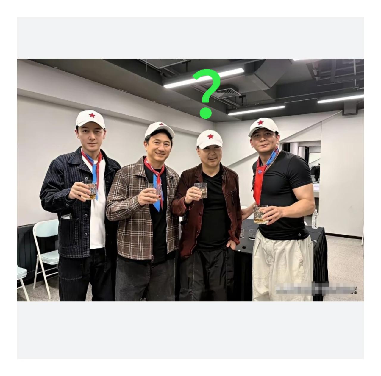 其他三位男神都打领带了，就他没有，难道他比胡歌黄磊咖位还大？