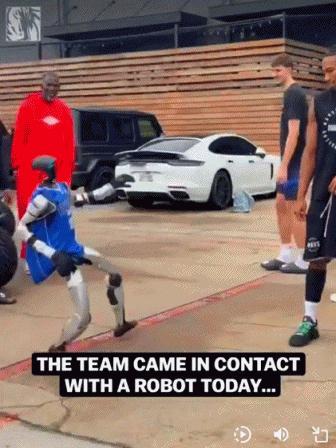 欧文霸凌机器人送队友高尔夫球车🚘这是要复出的节奏吗！效仿东契奇吗？独行侠球星