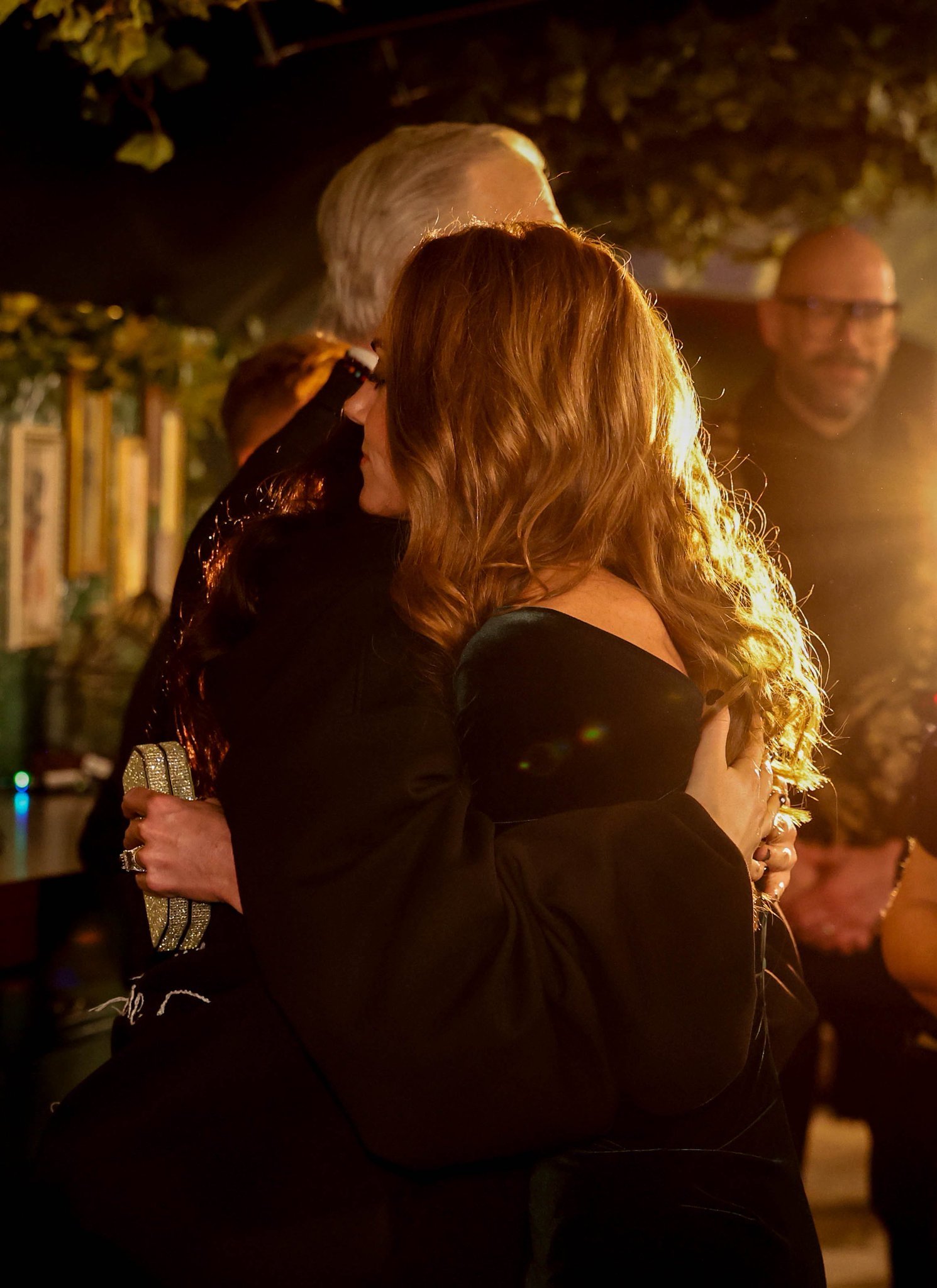 一次鼓舞性的拥抱~昨晚观看皇家文艺汇演后，威廉&凯特有与参演的演职人员以及幕后工