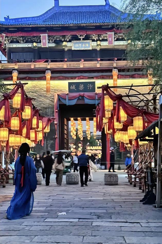 上联：朝岚暮霭皆成锦下联：夜街灯明描盛景，是今天盛世太平的写照，更是人间烟火笑