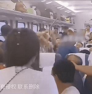 火车上满头银发的老太太用拐杖敲打大叔。大叔此时此刻没有惯老太太的毛病，上去就是“