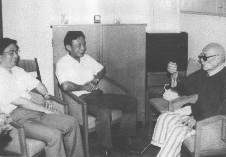 1993年，上海市委吴书记和上海市黄市长亲切看望周谷城先生。
