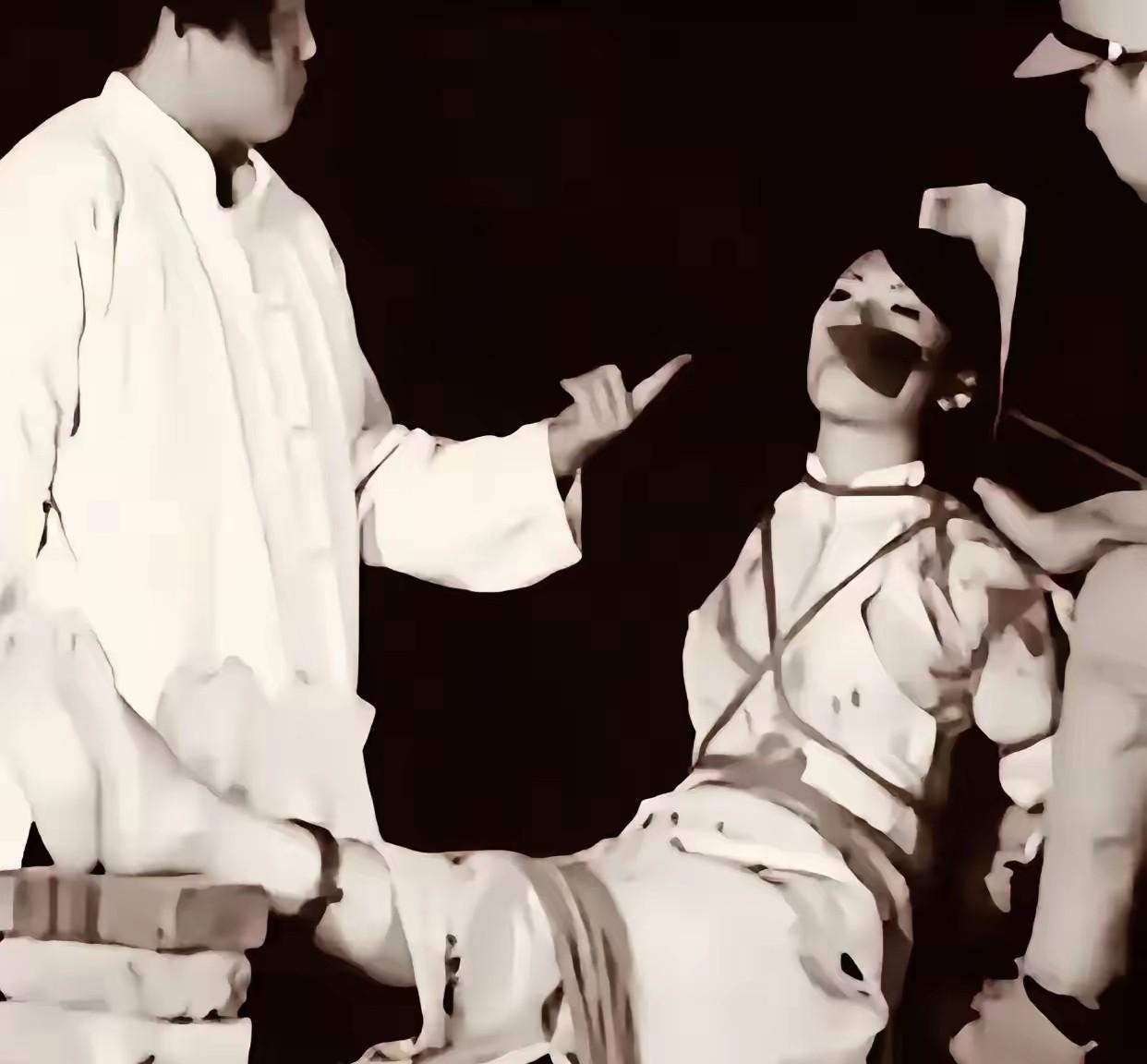 日本鬼子正在给这个女子上酷刑，照片中这个酷刑，应该是坐老虎凳，经过这种酷刑折磨的