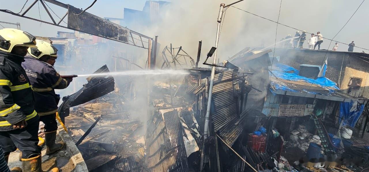 最近印度真的，喝水估计都塞牙。孟买附近的火车线路今日停止运营，原因是马西姆和