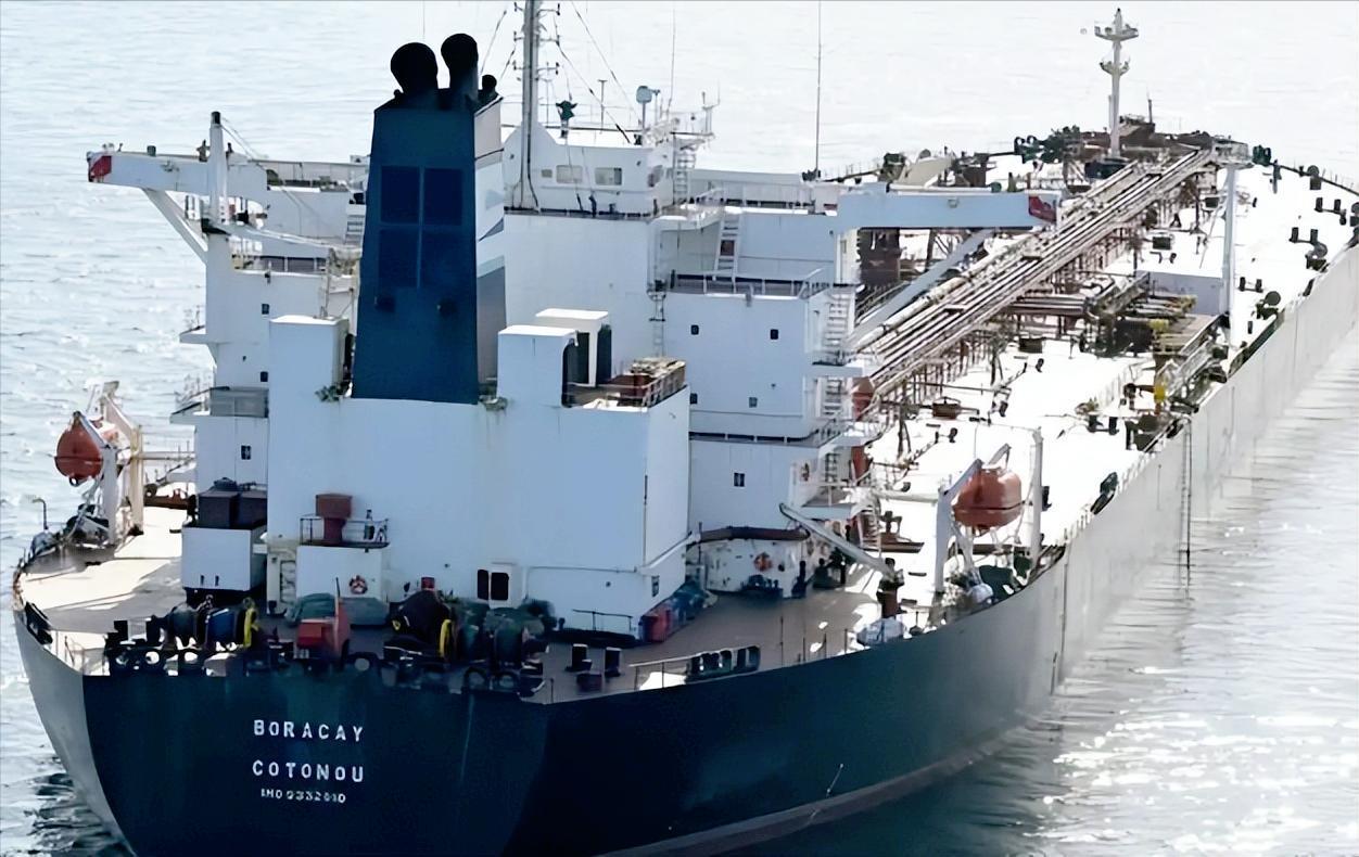 俄罗斯“海马”号油轮满载着委内瑞拉的“救命石脑油”刚要靠岸，美国“斯托克