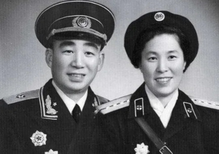 1956年，开国少将易耀彩带着妻子衣锦还乡，没想到，刚进村就看见了自己当年的童养