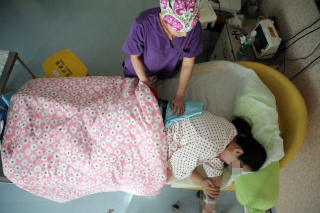 产妇顺产生子, 生到一半被“不明物”夹到? 是天灾还是人为?
