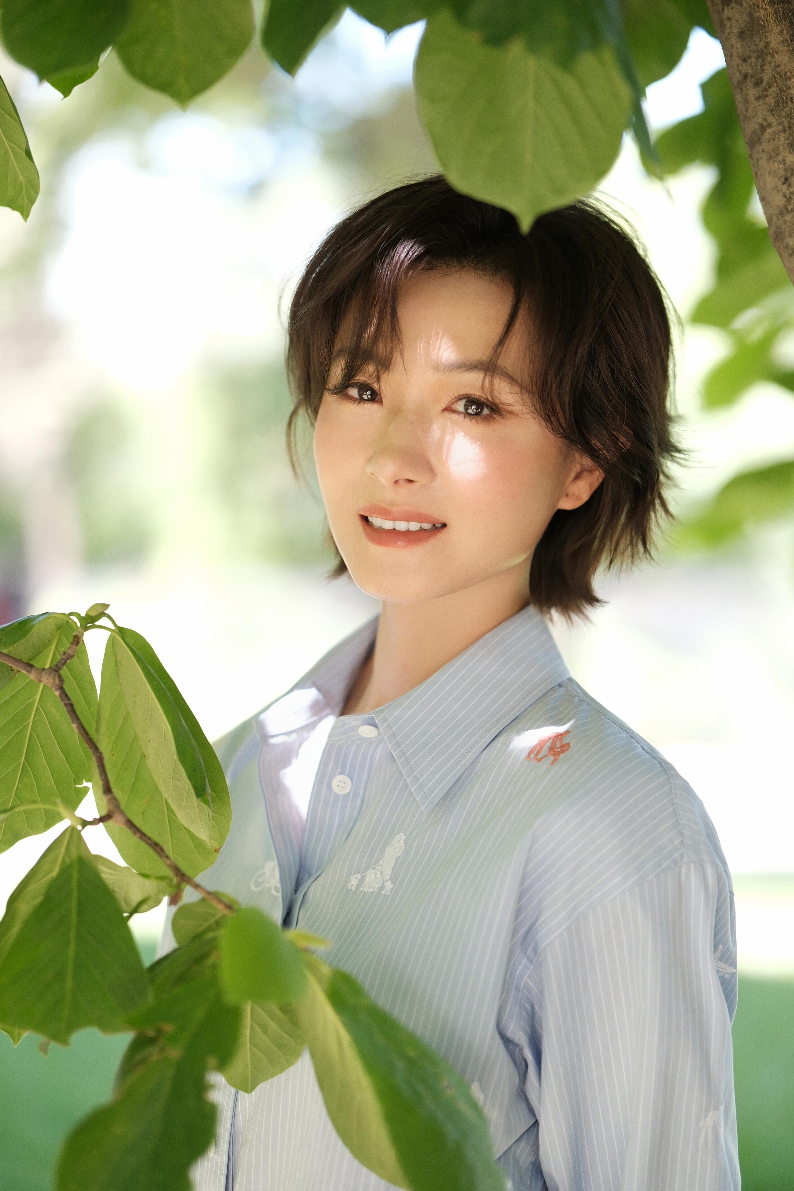 万茜戴墨镜又美又飒万茜短发高智感墨镜加持气场翻倍，清爽短发尽显高智氛围感万茜一