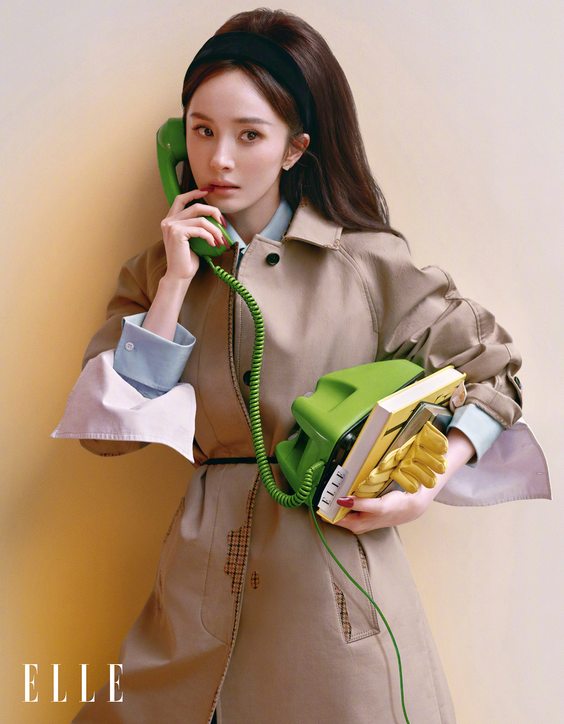 杨幂身穿Prada登上《ELLE》2026年九月刊封面，多变造型演绎摩登职