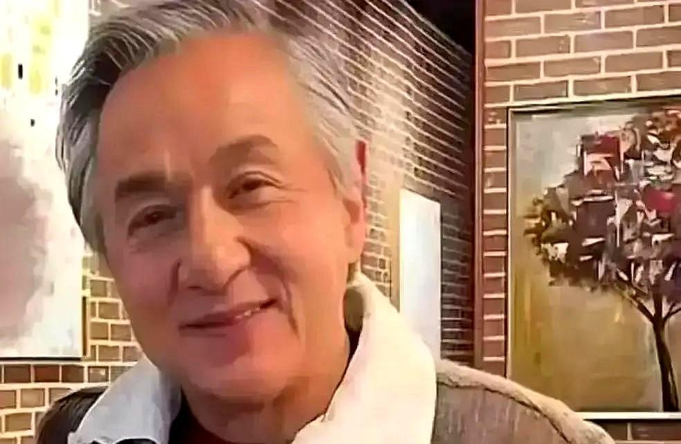 成龙女儿把亲爹送的布全剪了。印着“JackieChanStudio”的布