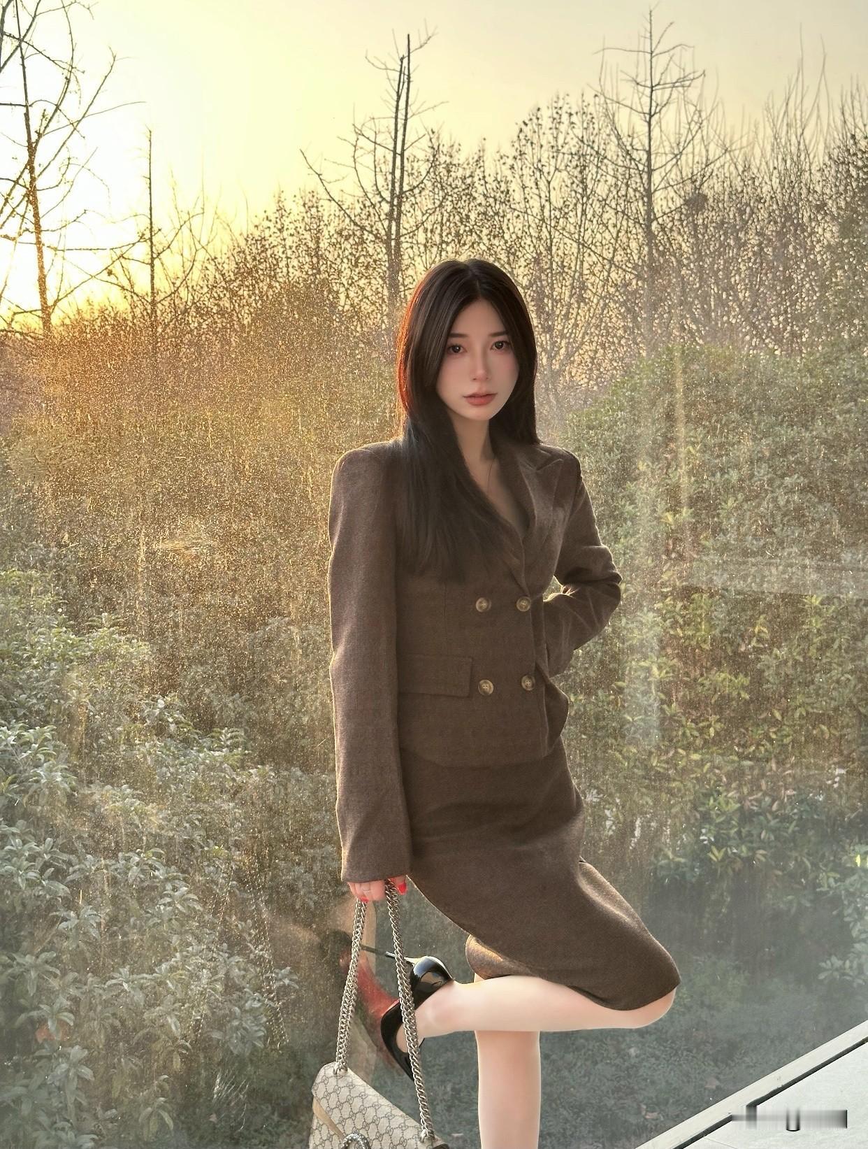 做个精致优雅的高智慧女人好吗?精致优雅体现在生活的方方面面。就说穿搭，不一定要名