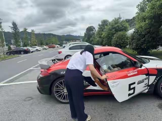 “快救救我！我快不行了……”10点20分，邵东服务区。当工作人员撬开车门时，