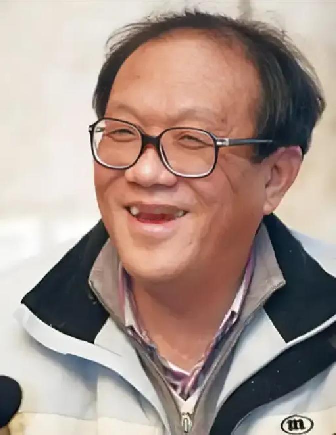 2010年，作家史铁生突发脑溢血，医生问他的妻子陈希米：“救不救？”没想到陈希米