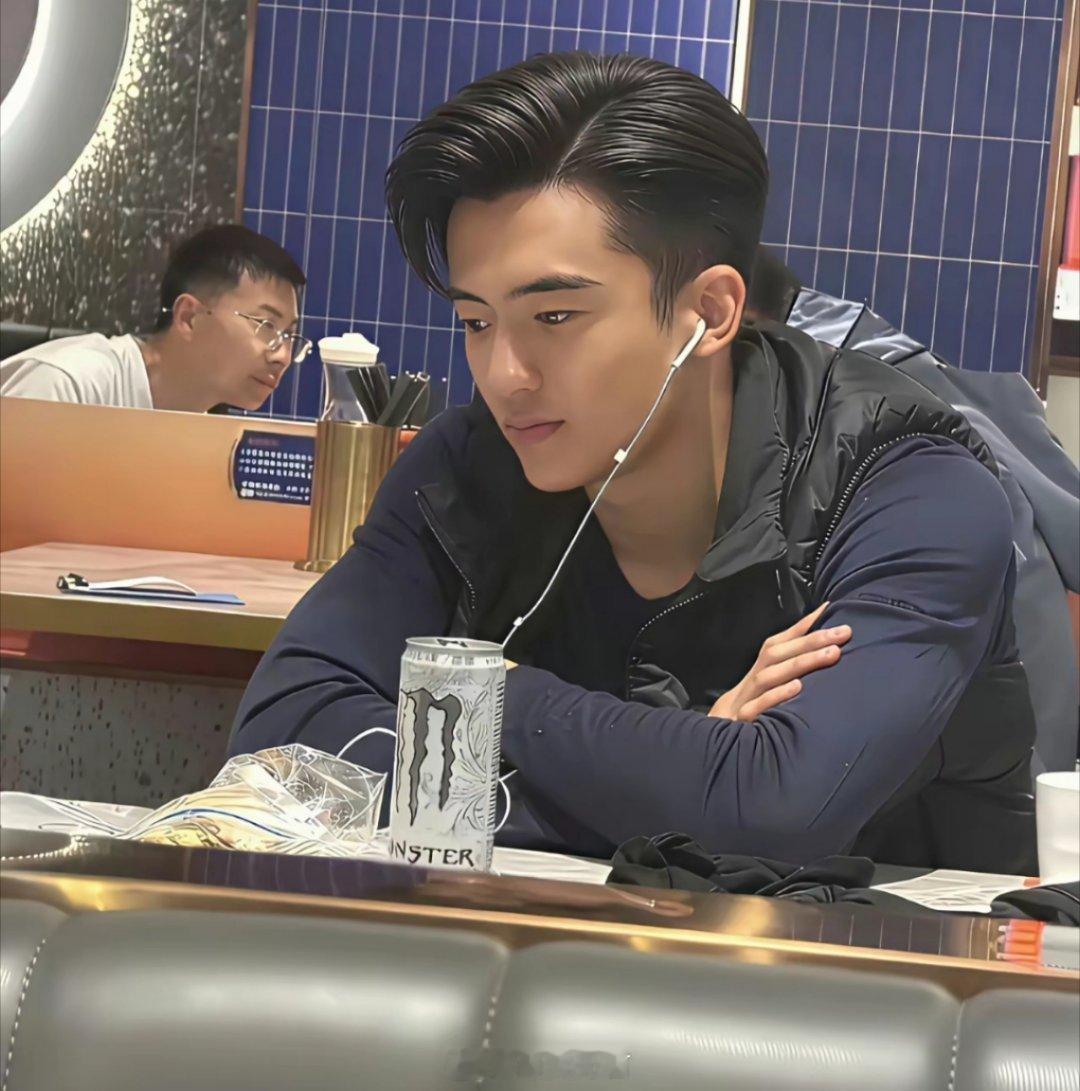 男人的发型真的很重要，卷发是帅哥，直发是油腻男。