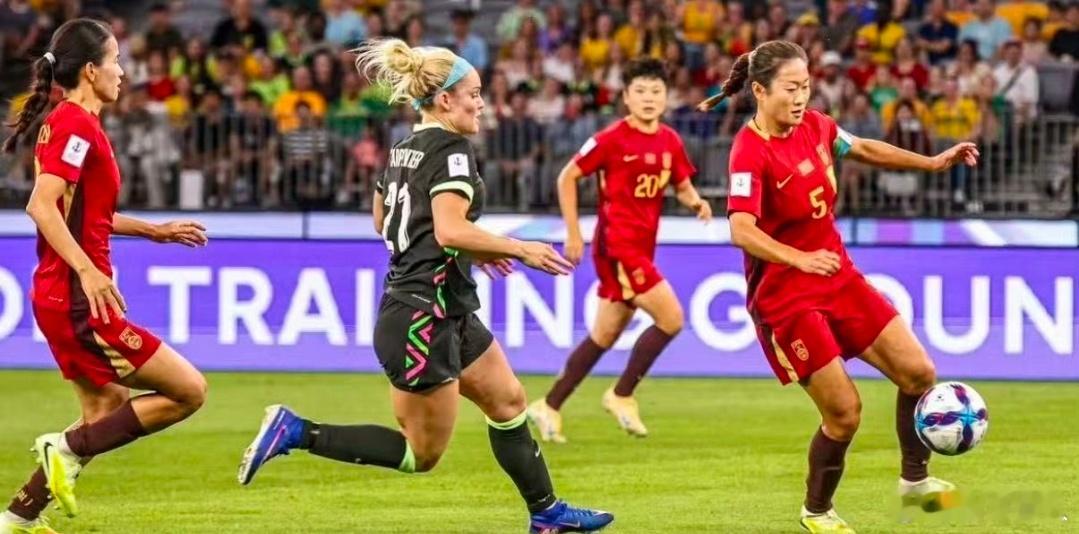 中国女足1比2澳大利亚惜败无缘决赛！北青：女足主帅米利西奇去留，足协需当机立断3